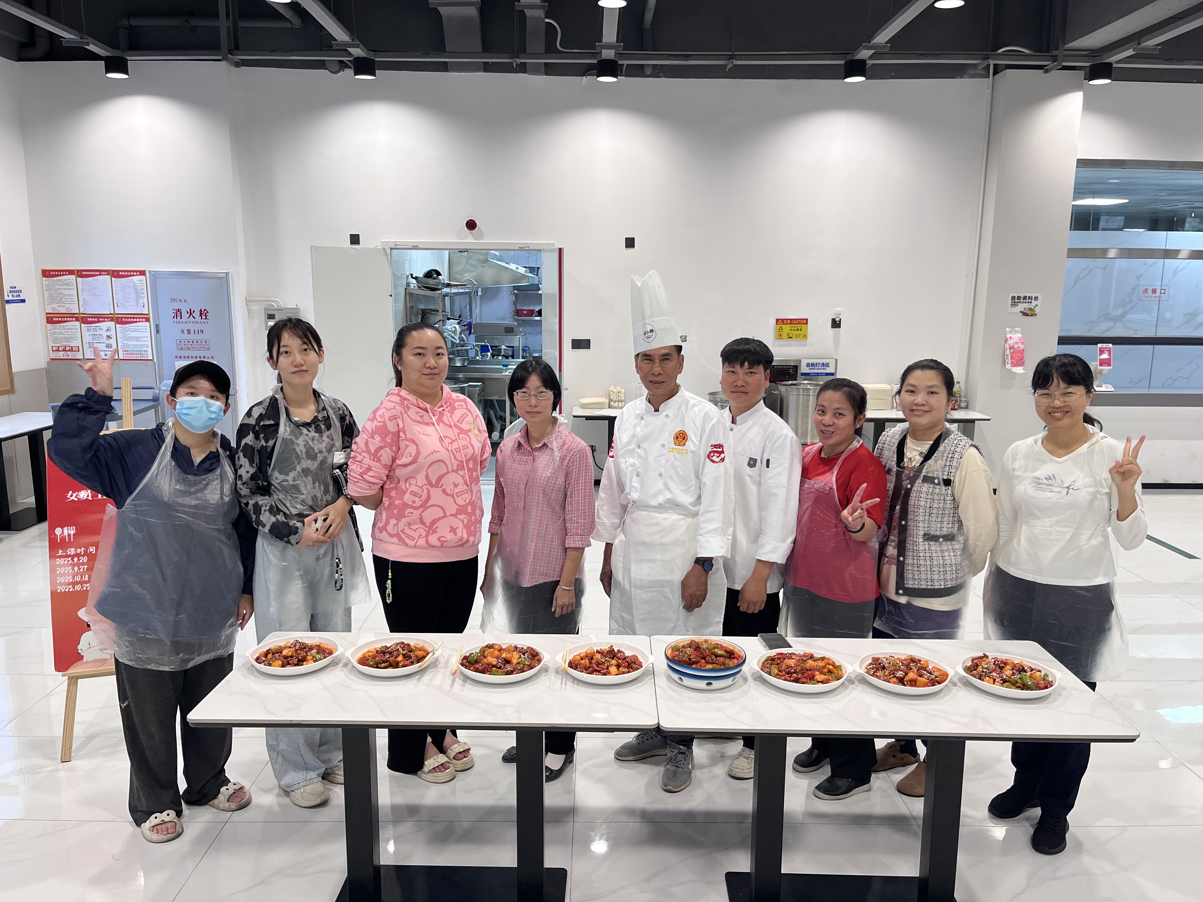 烘焙幸福味道 賦能(néng)巾帼成(cheng)長(zhang)｜海南(nan)礦業女職工(gong)周末技(ji)能(néng)課堂圓滿結課